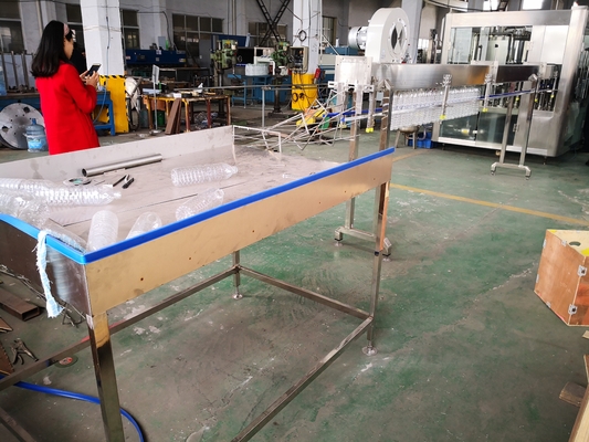 Elektrisch aangedreven ontgrendelingsapparaat voor flessen met mineraalwater voor een verpakkingssysteem van 3000 b/h