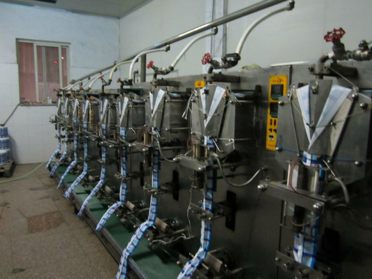 Volledige productielijn voor het snel en nauwkeurig vullen van zakwater met een snelheid van 2200 zakken per uur