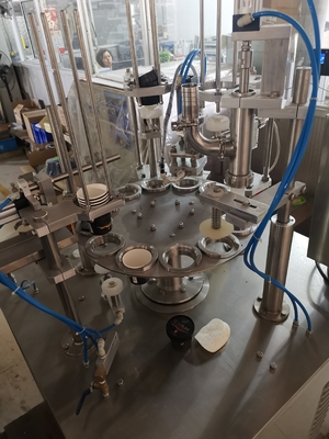 Fles- en kegelvulmachine voor de productie van room kegels in winkels voor voedingsmiddelen en dranken