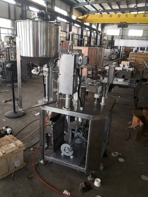 Fles- en kegelvulmachine voor de productie van room kegels in winkels voor voedingsmiddelen en dranken