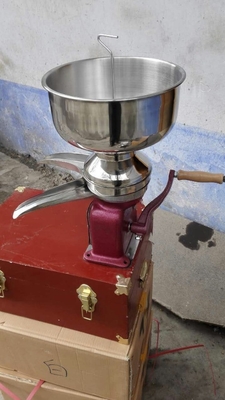 Kleine elektrische melkcrème-separator van 100 liter per uur met een capaciteit van 9 kg en een scheidingskop