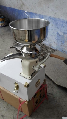 Kleine elektrische melkcrème-separator van 100 liter per uur met een capaciteit van 9 kg en een scheidingskop