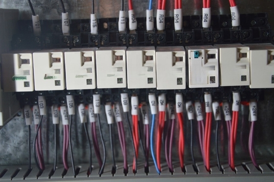 Verpakkingsflessen met volledig automatische flessenkrimp-sleeve-etiketteringsmachine