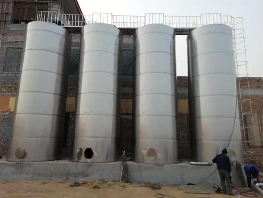 Grote melkopslagbank met een capaciteit van 5000 liter voor landbouwbedrijven