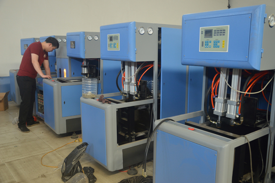Hoogwaardige semi-automatische 2 holte plastic mineraalwaterflessen maken machine met schimmel