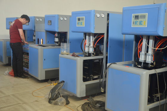 Hoogwaardige semi-automatische 2 holte plastic mineraalwaterflessen maken machine met schimmel