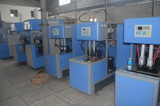 Geavanceerde semi-automatische ronde vorm plastic flessen maken machine Volume grootte 0.1-2L PLC MITSUBISHI
