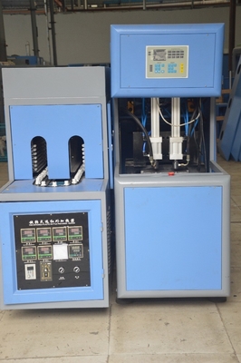 1250 KG CE goedgekeurde semi-automatische 2L PET-flessenblaasmachine voor klantvereisten