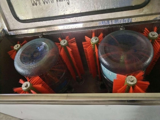 100% Vulling nauwkeurigheid Semi-automatische 5 liter fles binnen spoelen en buiten borstelmachine voor flessen