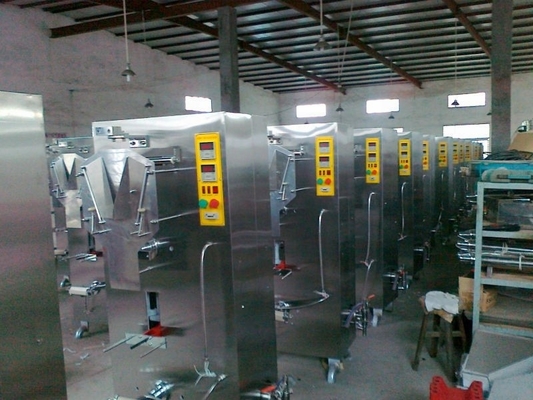 Automatische 2200b/h sachets waterverpakkingsmachine met lintcoder en fotocel