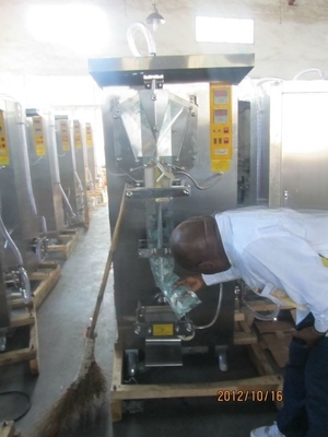 Automatische 2200b/h sachets waterverpakkingsmachine met lintcoder en fotocel