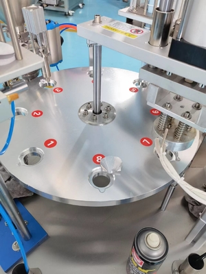 Verpakkingsmateriaal van kunststof 2000BPH Volledig automatische roterende bekertjes-sapvul- en afdichtmachine