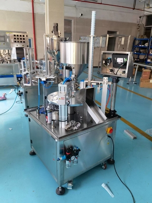 Verpakkingsmateriaal van kunststof 2000BPH Volledig automatische roterende bekertjes-sapvul- en afdichtmachine