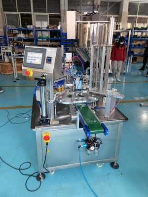 Verpakkingsmateriaal van kunststof 2000BPH Volledig automatische roterende bekertjes-sapvul- en afdichtmachine