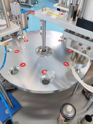 2 Hole Rotary Cup Juice Filling and Sealing Machine voor 380 KG capaciteit verpakkingslijn