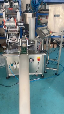 2 Hole Rotary Cup Juice Filling and Sealing Machine voor 380 KG capaciteit verpakkingslijn