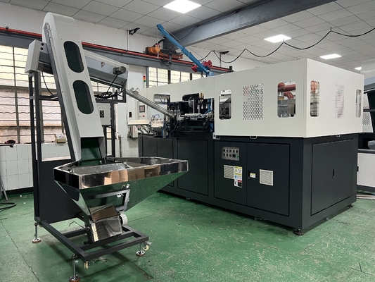 2800KG Full Auto 4 holte servomotor Plastic flessen Stretch blazen gietmachine voor koolzuurhoudende dranken Productielijn
