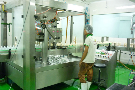 4000b/h PP/HDPE/PE geurige yoghurt flessen vulmachine met aluminiumfolie afdichting