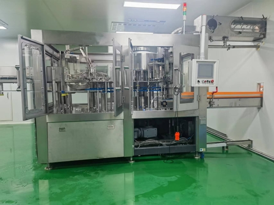 18 Koppen 500 ml 1000 ml Drie in één waterflessen- en dopmachine voor plastic verpakkingen